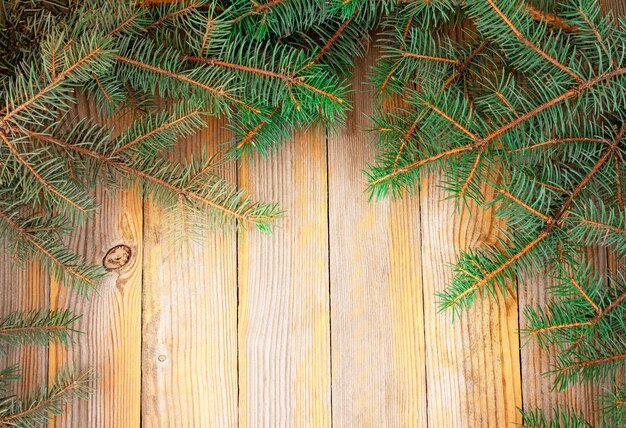 Fond de Noël. Branches d'épinette sur une planche de bois. Vue de dessus