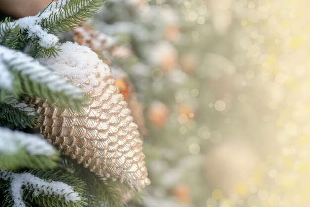 Fond de Noël - branches, jouets, faits saillants. Place pour les félicitations.