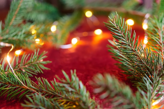 Fond de Noël, branches de pin vert avec cônes et boules de Noël