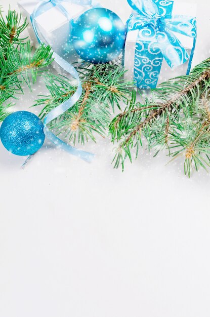 Fond de Noël avec des branches de sapin, cadeaux, jouets de Noël