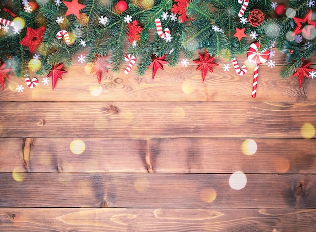 Fond de Noël avec des branches de sapin et des décorations