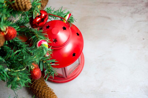 Fond de Noël avec des branches de sapin décorées et une lanterne rouge