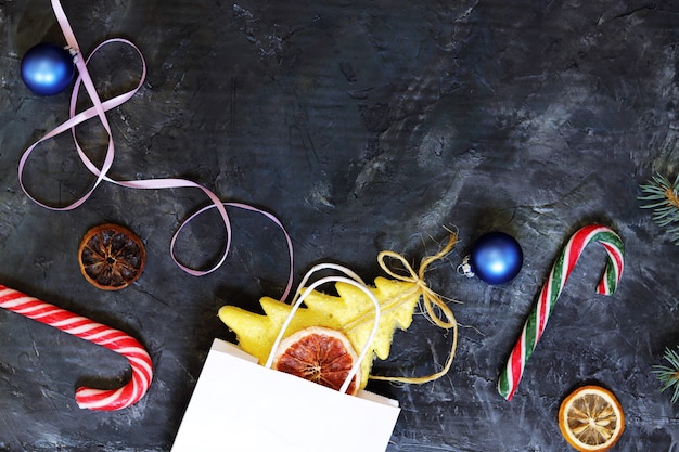 Fond de Noël avec des branches de sapin d'épices de jouets du Nouvel An sur la table