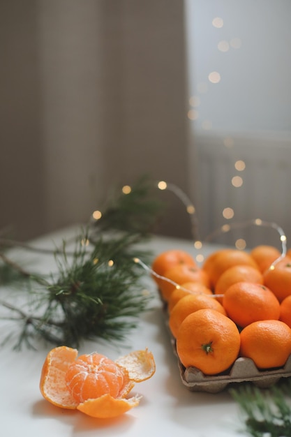 Fond de Noël avec des branches de sapin et des mandarines joyeux noël et bonne année salutation...