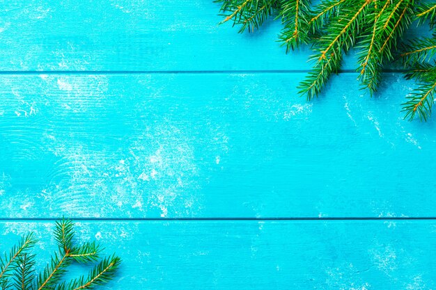 Fond de Noël. Branches de sapin de Noël sur planche de bois rustique bleu avec espace de copie.