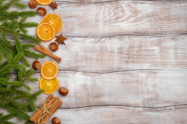 Fond De Noël Avec Des Branches De Sapin, Noix, épices Et Oranges Séchées.