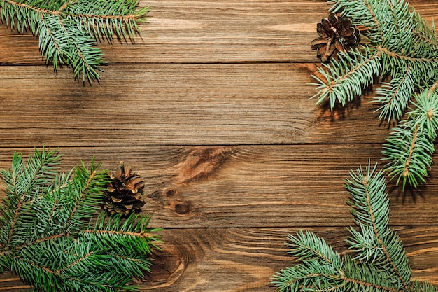 Fond de Noël avec brin de sapin sur des planches de bois.