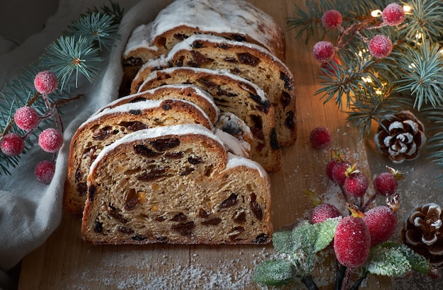 Fond de Noël avec des brindilles de sapin, des lumières et des baies