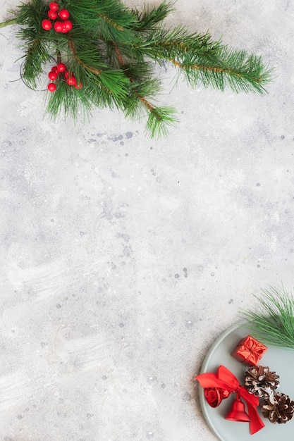 Fond de Noël. Brunch de sapin, cônes et décoration de Noël sur fond de ciment. Vacances d'hiver et concept de dîner. Espace de copie.