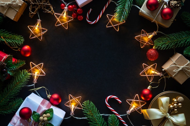 Fond de Noël avec des cadeaux et des décorations