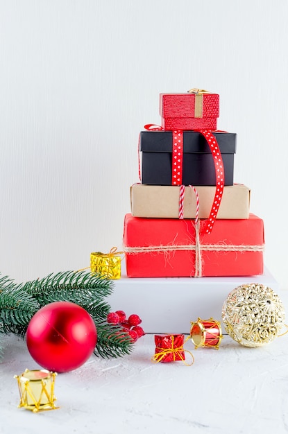 Fond de Noël avec des cadeaux sous la forme d&#39;une pyramide