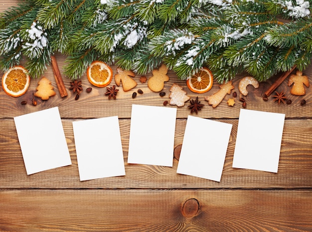 Fond de noël avec des cadres photo neige sapin épices et biscuits de pain d'épice