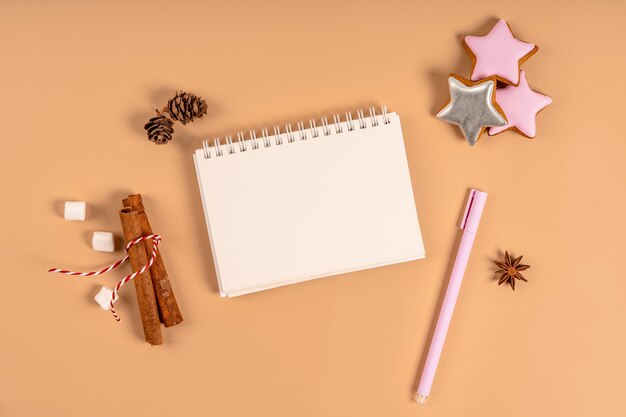 Fond de Noël avec un cahier blanc vierge entouré de décorations de Noël Lettre au Père Noël