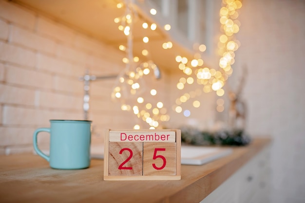 Fond de Noël avec calendrier de bloc en bois avec la date du 25 décembre