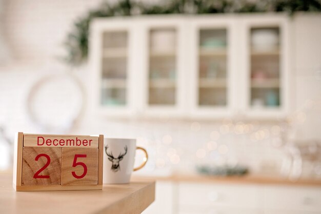 Fond de Noël avec calendrier de bloc en bois avec la date du 25 décembre