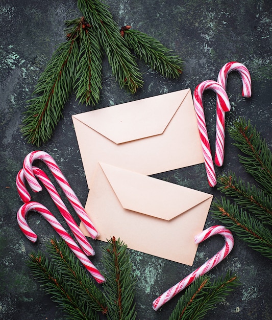 Fond de Noël avec une canne en bonbon et lettre