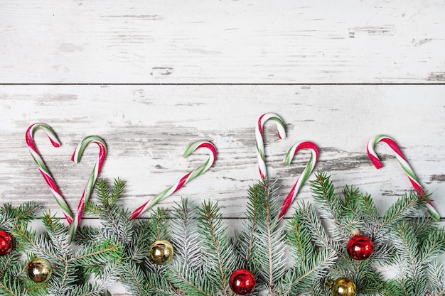Fond de Noël avec des cannes de bonbon et arbre de Noël sur planche de bois. Carte de voeux de Noël