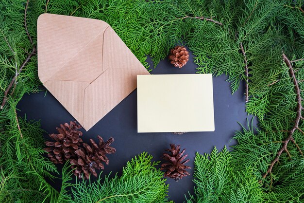 Fond de Noël Carte de voeux de Noël Concept minimaliste avec décoration de Noël feuille de sapin