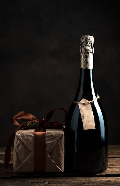 Fond De Noël Avec Champagne Et Cadeau Sur Fond Marron