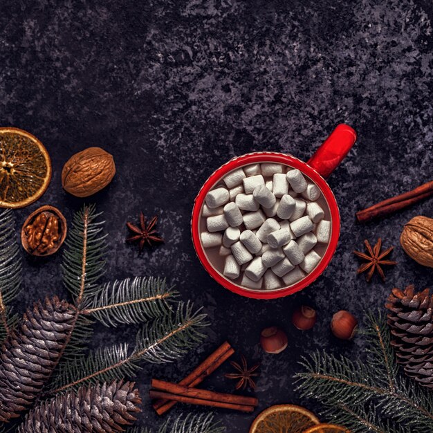 Fond de Noël avec chocolat chaud et guimauve