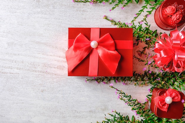 Fond de Noël et coffret rouge avec sapin de Noël