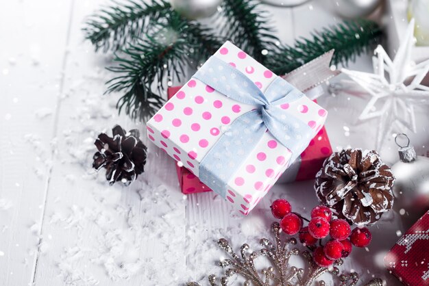 Fond de Noël avec des coffrets cadeaux, arbre de Noël, mitaines et décorations