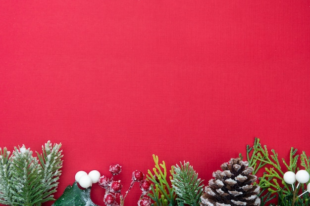 Fond de Noël avec des coffrets cadeaux sur l'espace rouge de carton et de copie.