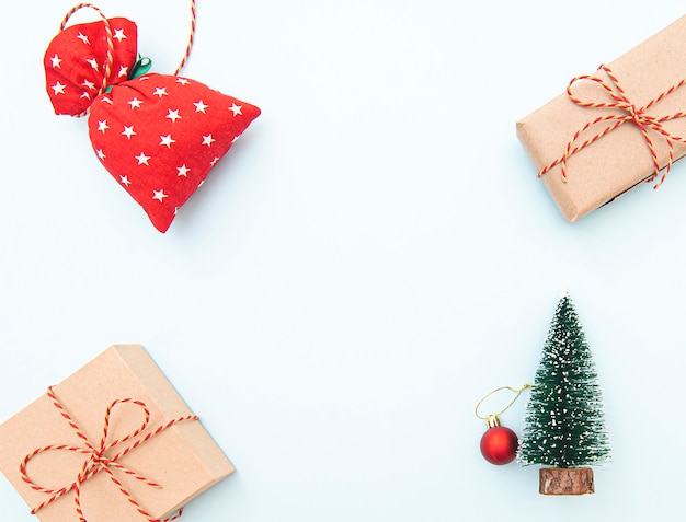 Fond de Noël avec coffrets cadeaux et jouet d'arbre