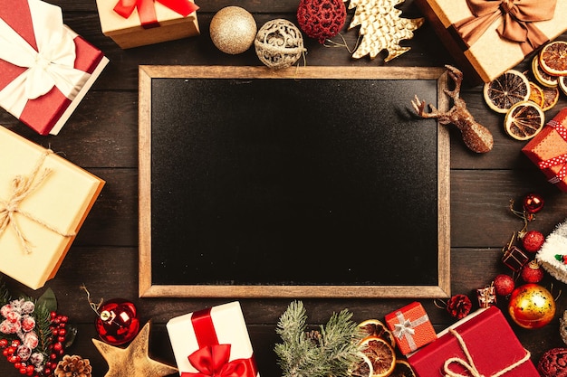 Fond de Noël avec des coffrets cadeaux sur table en bois