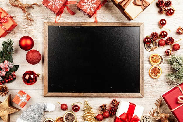 Fond de Noël avec des coffrets cadeaux sur table en bois