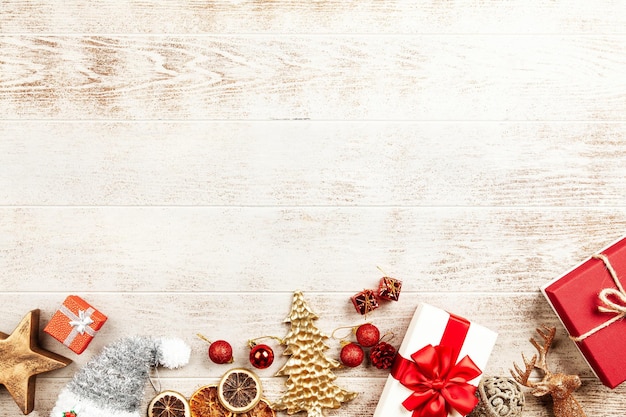 Fond de Noël avec des coffrets cadeaux sur table en bois