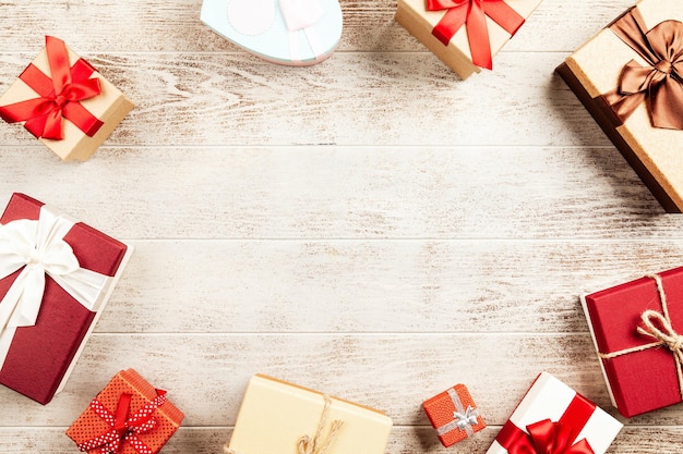 Fond de Noël avec des coffrets cadeaux sur table en bois