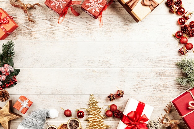 Photo fond de noël avec des coffrets cadeaux sur table en bois