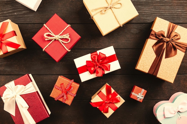 Photo fond de noël avec des coffrets cadeaux sur table en bois