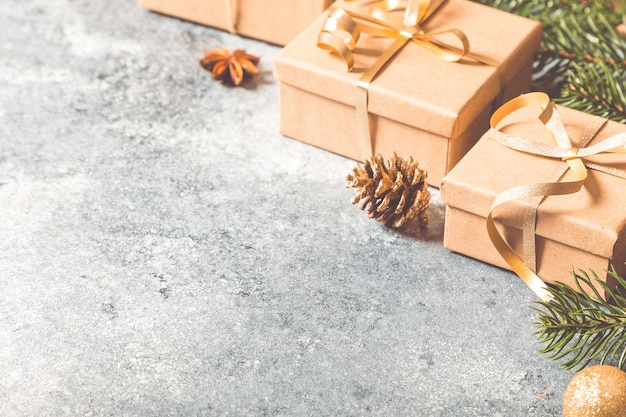 Fond de Noël. Composition de Noël avec des branches de sapin, cadeaux, bonbons, cannelle sur fond de béton clair