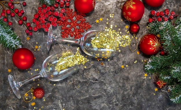 Fond de Noël avec un décor festif. Mise au point sélective. la nature.