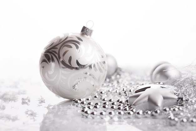 Fond de Noël avec décoration festive sur fond blanc