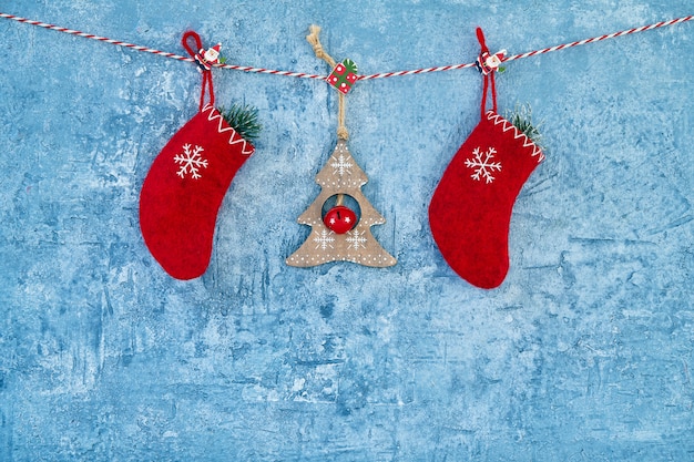 Fond de Noël Décoration de Noël rouge sur fond bleu. Espace de copie.