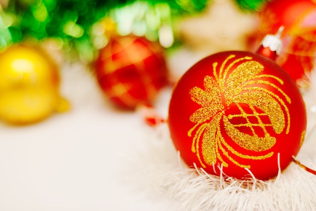 Fond de Noël avec une décoration de Noël rouge. prise de vue en studio