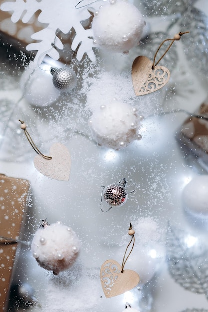 fond de noël décorations d'arbre de noël sur la neige