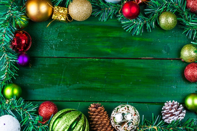 Fond de Noël avec des décorations et des boîtes-cadeaux sur une planche de bois