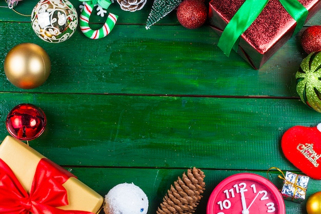 Fond de Noël avec des décorations et des boîtes-cadeaux sur une planche de bois