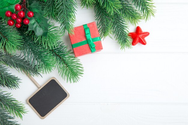 Fond de Noël avec des décorations et des coffrets cadeaux sur planche de bois