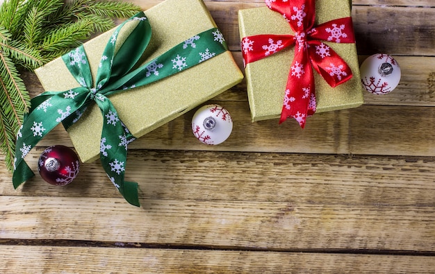 Fond de Noël avec des décorations et des coffrets cadeaux