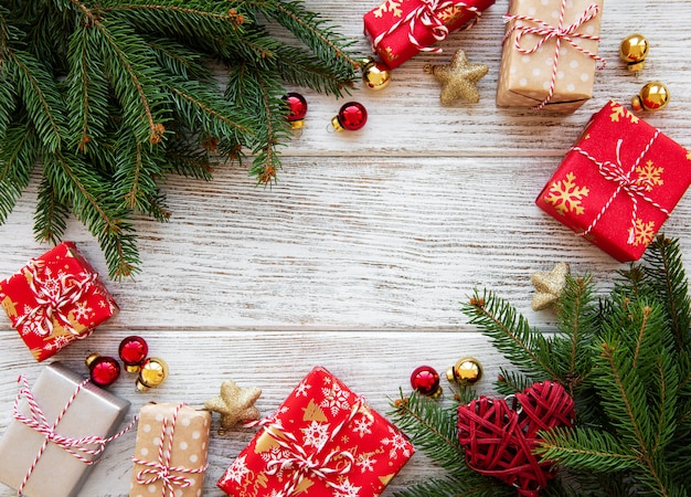 Fond de Noël avec des décorations et des coffrets cadeaux