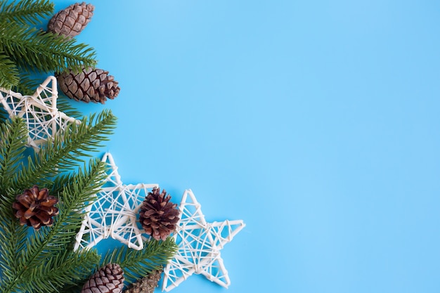 Fond de Noël avec des décorations, sur fond bleu