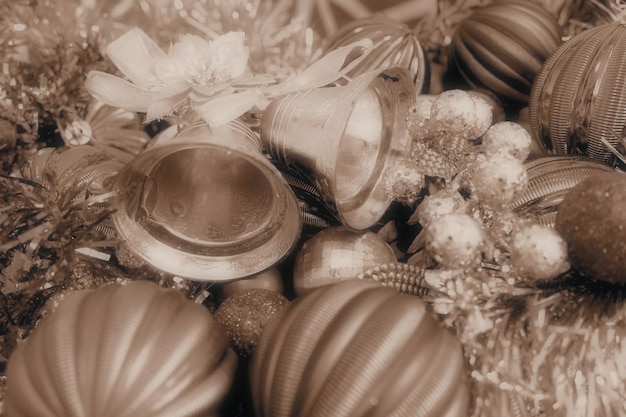 Fond de Noël avec des décorations de Noël boules de vacances cloches arcs cône de sapin guirlandes de Noël bonne année et joyeux Noël sépia monochrome rétro style vintage carte postale ou toile de fond