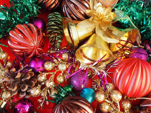 Fond de Noël avec des décorations de Noël boules de vacances cloches arcs sapin cône arbre de Noël pluie bonne année et joyeux Noël rouge brun rayé vert or violet décor coloré