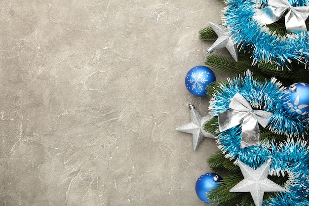 Fond de Noël avec des décorations sur une planche de bois bleue. Vue de dessus.