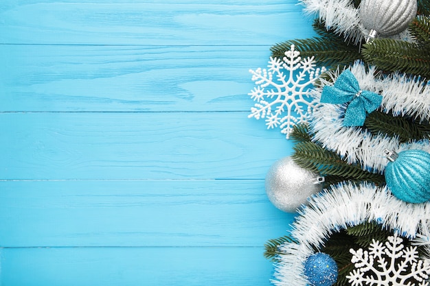 Fond de Noël avec des décorations sur une planche de bois bleue. Vue de dessus.